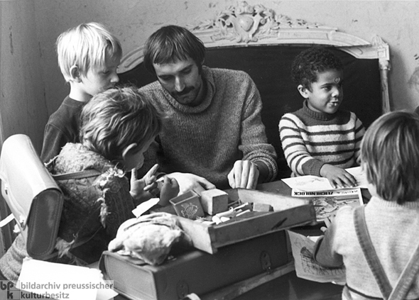 Spielen und Lernen im Kinderkollektiv (1970)
